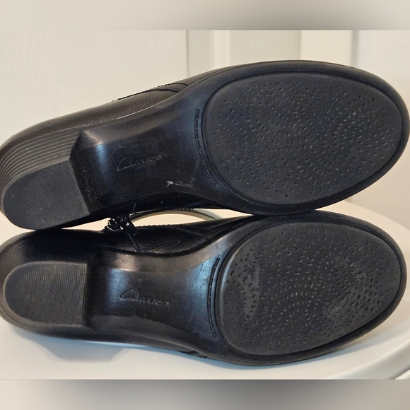 Clarks women's cushion collection mini ankle boots (size 7 1/2) - Picture 9 of 9